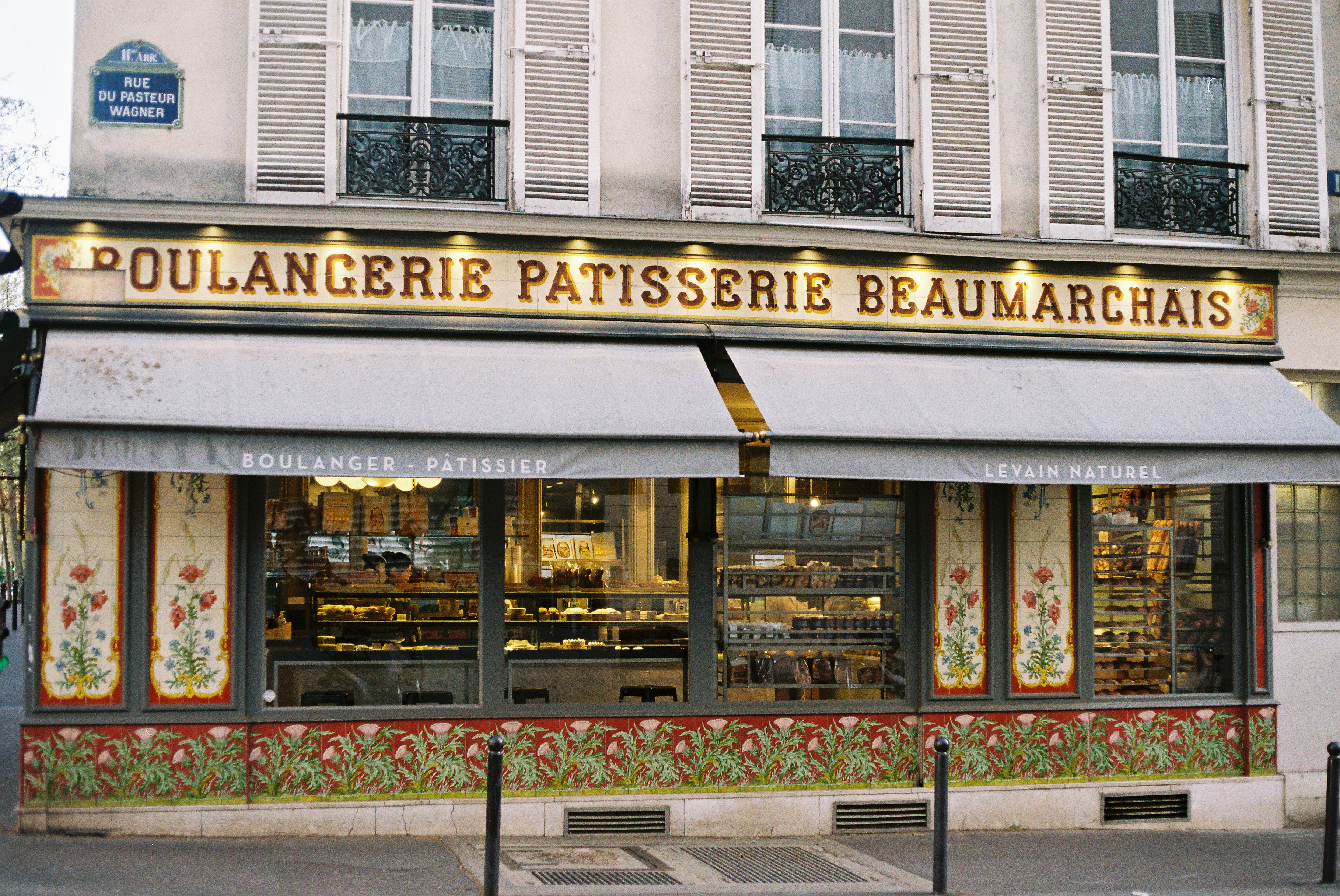 Beyond Croissants: The Ultimate Paris Food Crawl (Bistros, Wine Bars, Markets)