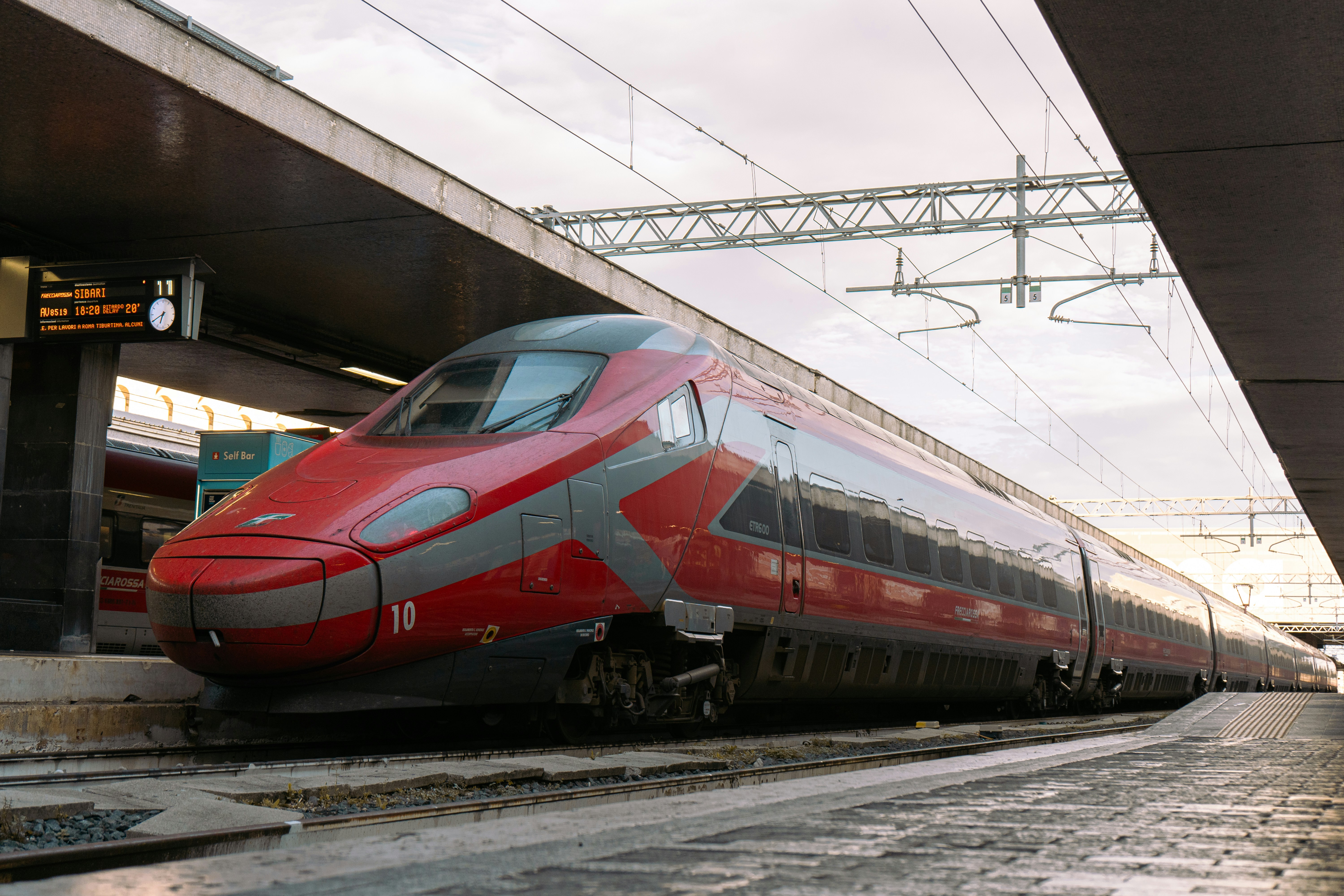 Bypassing the Arrival Chaos: How to Get From FCO (and CIA) to Central Rome Like a Local